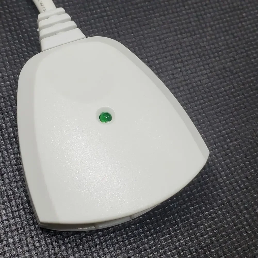 white adapter cable for the Xbox 360 console
